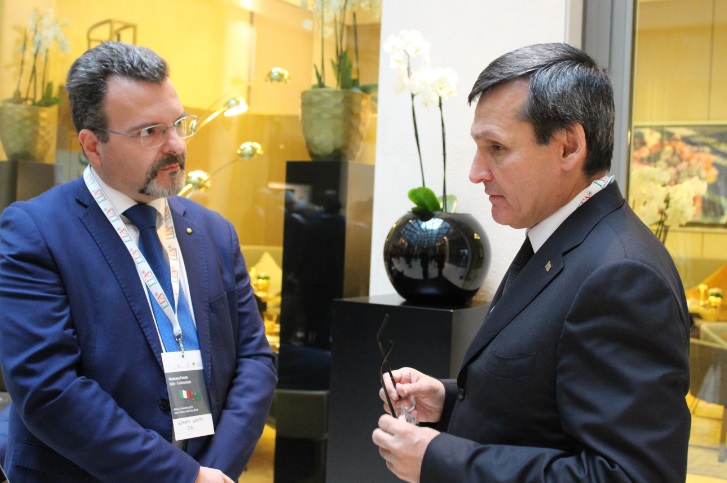 Foto 2 - Confronto tra il Dr. Caputo ed il  Ministro degli Affari Esteri del Turkmenistan Rashid MEREDOV